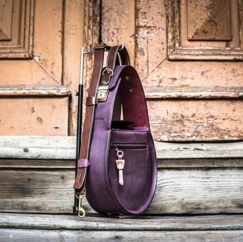 Stylowa skórzana torebka w kolorze Śliwkowym z wygodną rączką i zewnętrzną kieszenią od Ladybuq