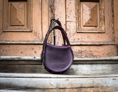 Stylowa skórzana torebka w kolorze Śliwkowym z wygodną rączką i zewnętrzną kieszenią od Ladybuq