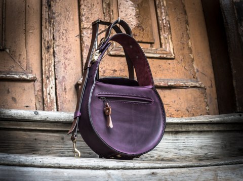 Stylowa skórzana torebka w kolorze Śliwkowym z wygodną rączką i zewnętrzną kieszenią od Ladybuq