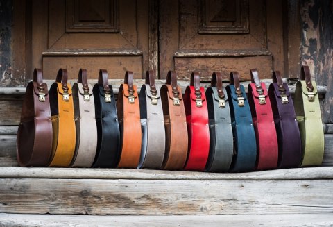 Stylowa skórzana torebka w kolorze Śliwkowym z wygodną rączką i zewnętrzną kieszenią od Ladybuq