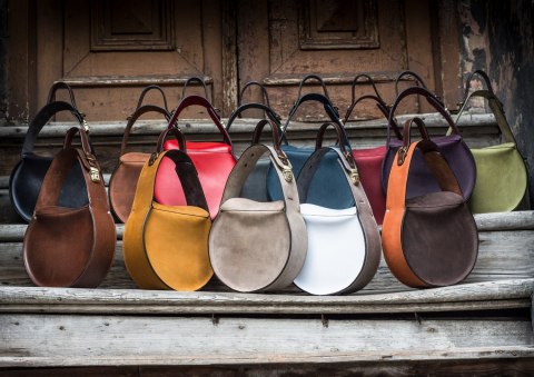 Stylowa skórzana torebka w kolorze Śliwkowym z wygodną rączką i zewnętrzną kieszenią od Ladybuq