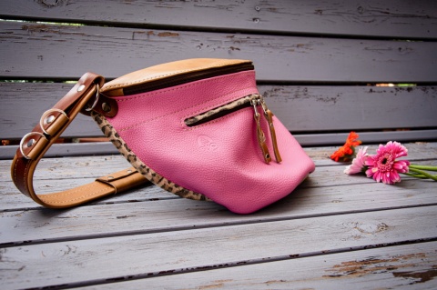 Duża skórzana nerka w kolorze różowym od LadyBuQ.