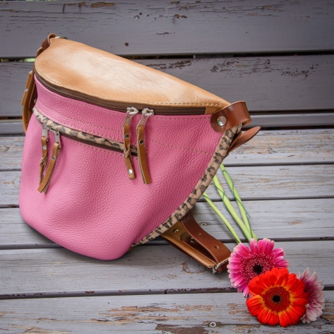 Duża skórzana nerka w kolorze różowym od LadyBuQ.