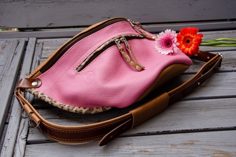 Duża skórzana nerka w kolorze różowym od LadyBuQ.