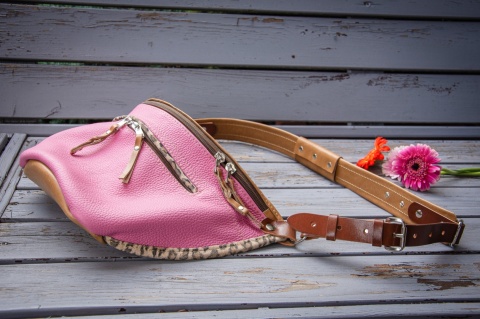 Duża skórzana nerka w kolorze różowym od LadyBuQ.