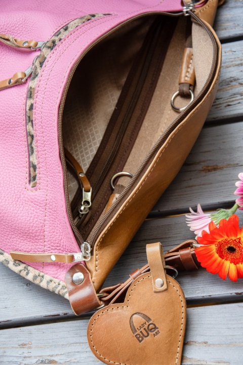 Duża skórzana nerka w kolorze różowym od LadyBuQ.