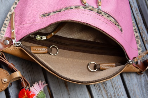 Duża skórzana nerka w kolorze różowym od LadyBuQ.