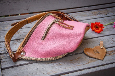 Duża skórzana nerka w kolorze różowym od LadyBuQ.