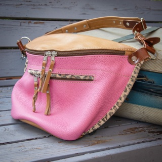 Duża skórzana nerka w kolorze różowym od LadyBuQ.