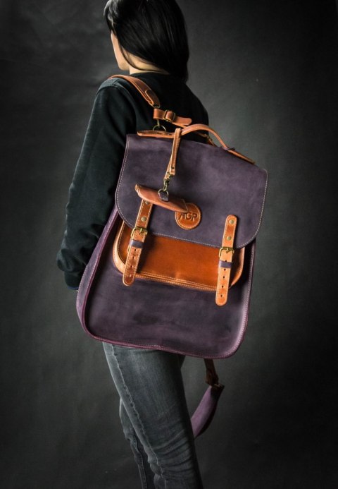 Duży skórzany plecak w kolorze śliwkowym oraz rudym