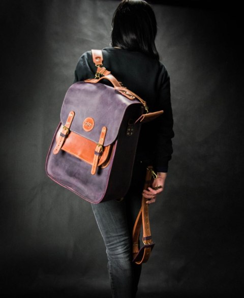 Duży skórzany plecak w kolorze śliwkowym oraz rudym