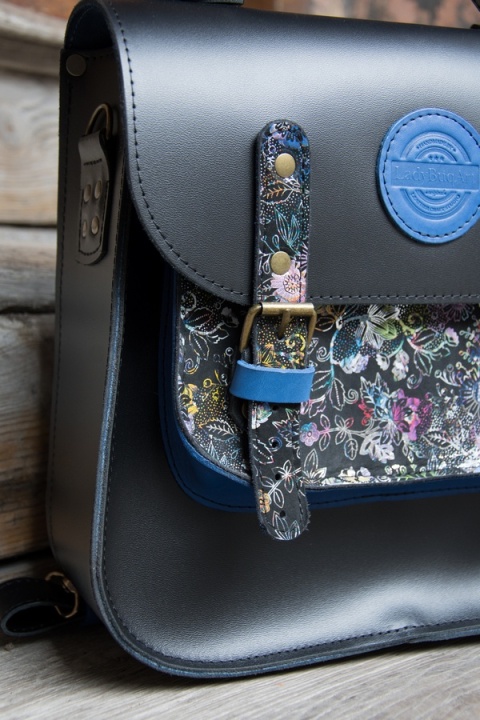 Skórzany plecak w kolorze czarnym oraz wzorem w kwiaty