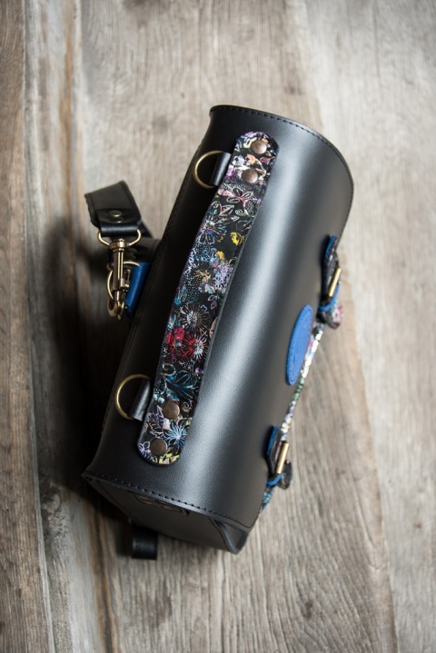 Skórzany plecak w kolorze czarnym oraz wzorem w kwiaty