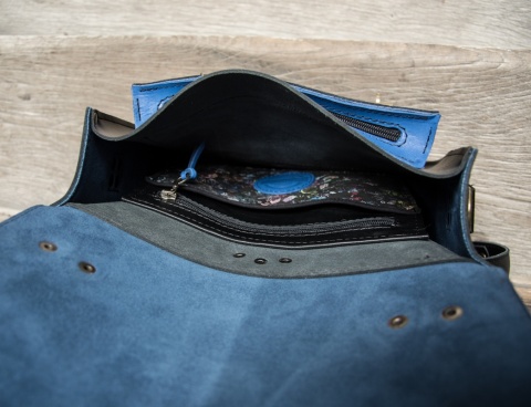 Skórzany plecak w kolorze czarnym oraz wzorem w kwiaty