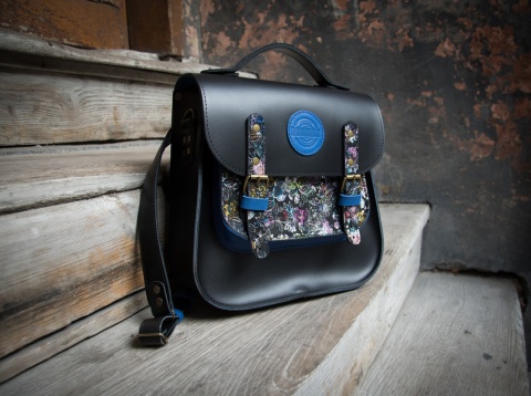 Skórzany plecak w kolorze czarnym oraz wzorem w kwiaty