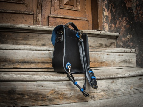 Skórzany plecak w kolorze czarnym oraz wzorem w kwiaty