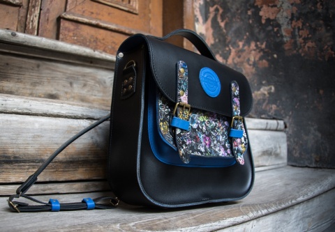 Skórzany plecak w kolorze czarnym oraz wzorem w kwiaty