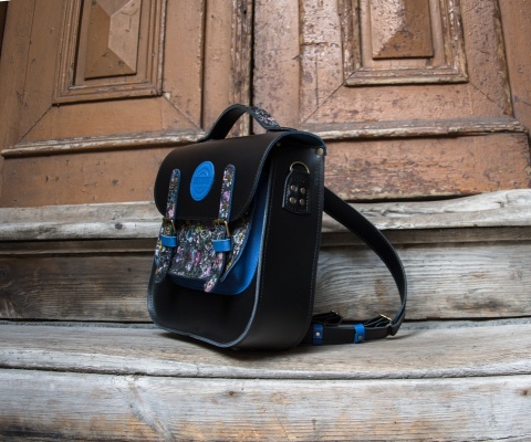 Skórzany plecak w kolorze czarnym oraz wzorem w kwiaty