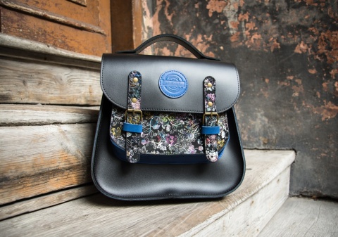 Skórzany plecak w kolorze czarnym oraz wzorem w kwiaty