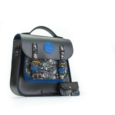 Skórzany plecak w kolorze czarnym oraz wzorem w kwiaty