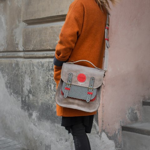 Skórzany plecak w kolorze szarym z wzorem szachownicy