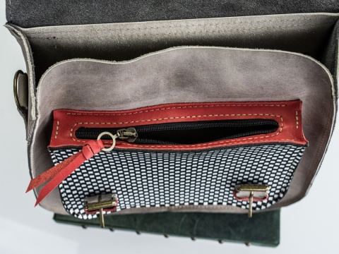 Skórzany plecak w kolorze szarym z wzorem szachownicy