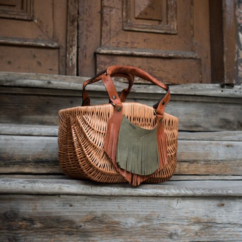 Torba wiklinowa kosz z ozdobnymi frędzlami