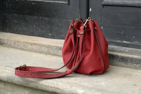 Skórzany worek Maja w kolorze malinowym