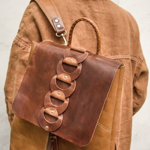 Skórzany plecak w kolorze kamelowym