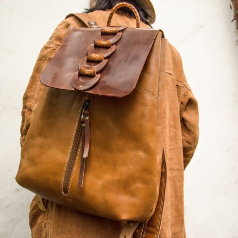 Skórzany plecak w kolorze kamelowym
