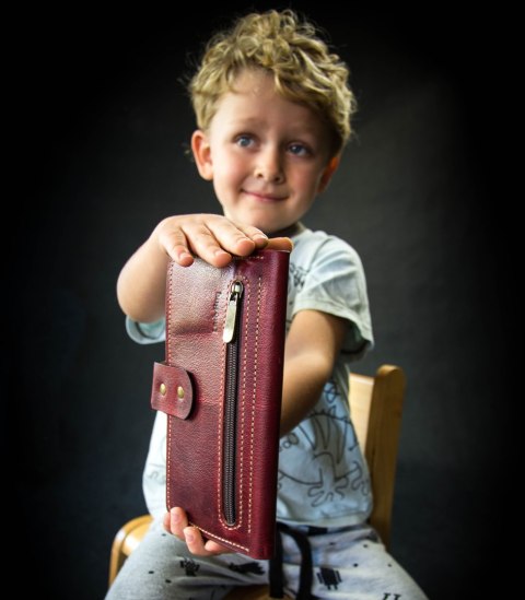 Portfel skórzany ręcznie robiony z miejscem na 14 kart kolor malinowy