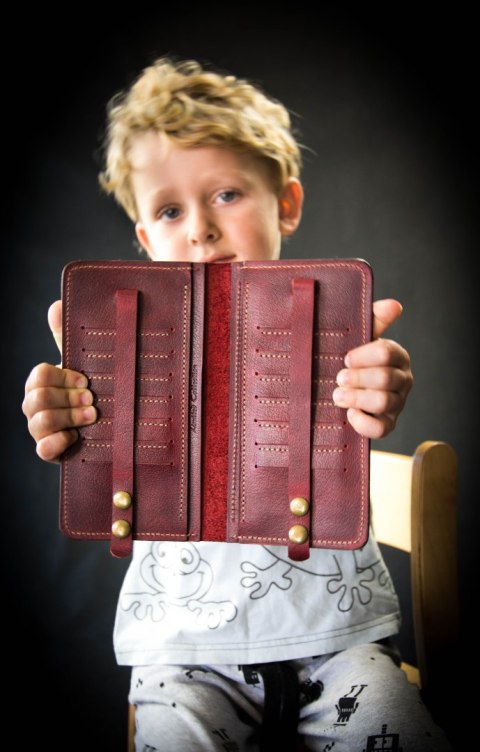 Portfel skórzany ręcznie robiony z miejscem na 14 kart kolor malinowy