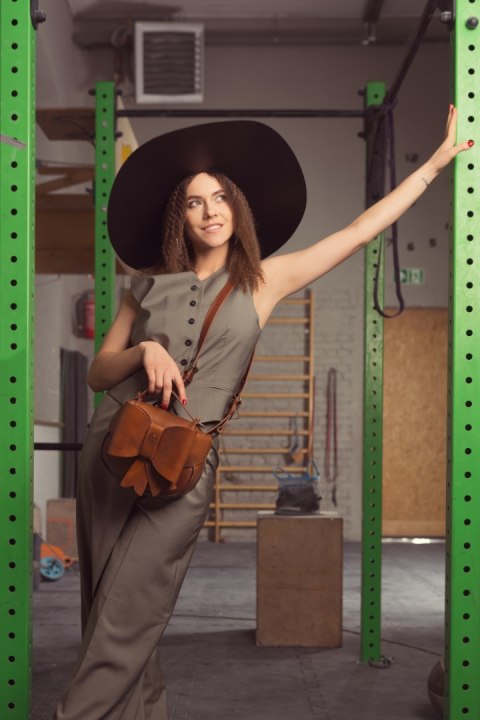 Torebka skórzana Kaya w kolorze vintage brąz z odpinaną kokardą