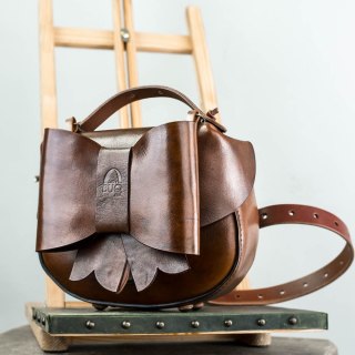 Torebka skórzana Kaya w kolorze vintage brąz z odpinaną kokardą