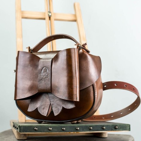 Torebka skórzana Kaya w kolorze vintage brąz z odpinaną kokardą