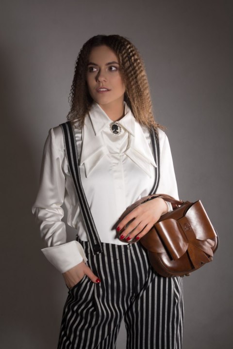 Torebka skórzana Kaya w kolorze vintage brąz z odpinaną kokardą