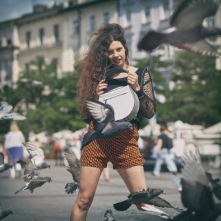 Torebka skórzana Inez w kolorze szarym i białym