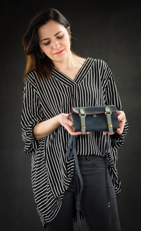 Stylowy portfel skórzany z długim paskiem ciemny granat