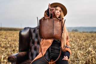 Torebka skórzana Elaine minimalistyczna kolor brązowy