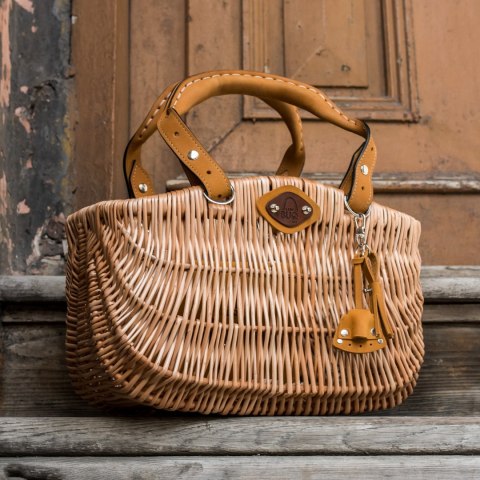 Wicker basket with leather color camel