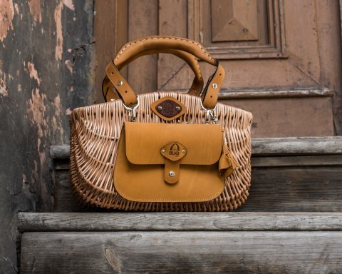 Wicker basket with leather color camel