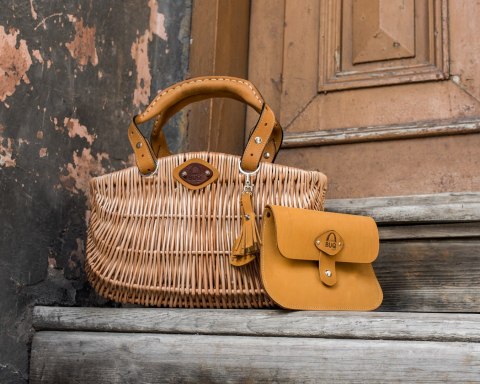 Wicker basket with leather color camel