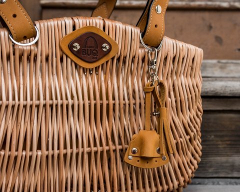 Wicker basket with leather color camel