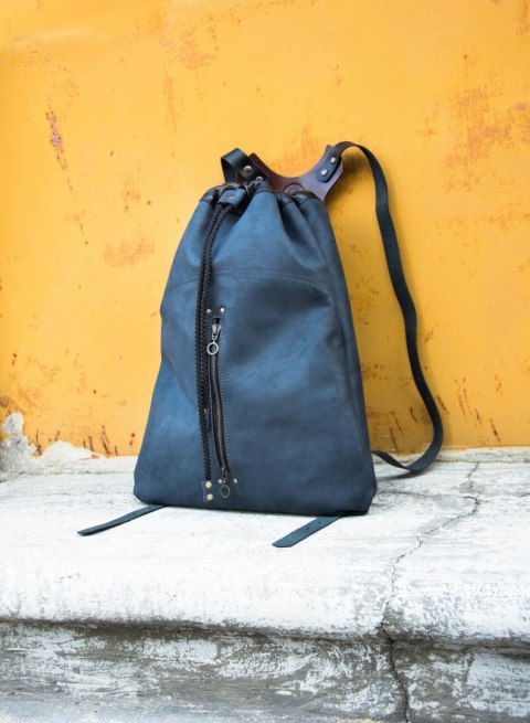 Skórzany worek w kolorze granatowym