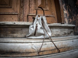 Zamszowy worek Maja kolor szary i brązowy