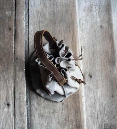 Zamszowy worek Maja kolor szary i brązowy