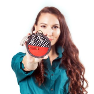Mały okrągły portfelik na drobiazgi - zestaw z paskiem, smyczą i brelokiem