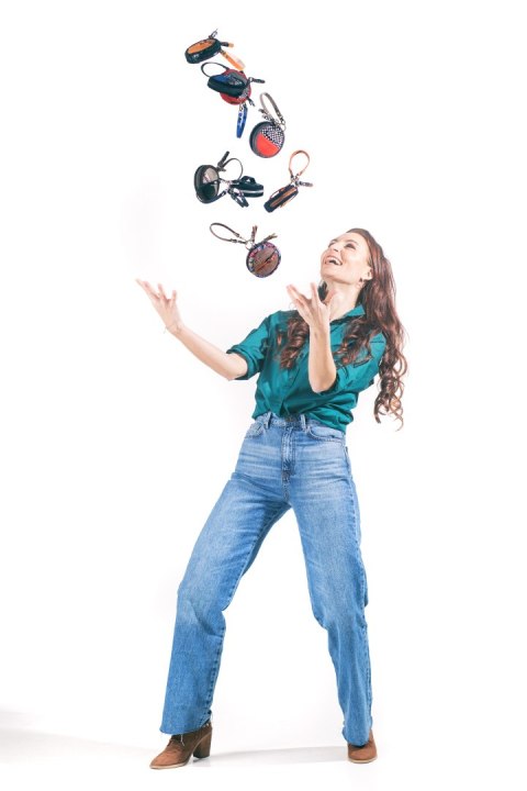 Mały okrągły portfelik na drobiazgi - zestaw z paskiem, smyczą i brelokiem