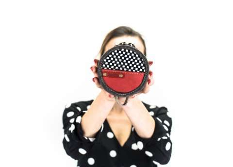 Mały okrągły portfelik na drobiazgi - zestaw z paskiem, smyczą i brelokiem