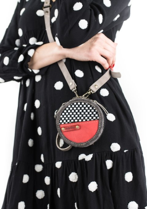 Mały okrągły portfelik na drobiazgi - zestaw z paskiem, smyczą i brelokiem